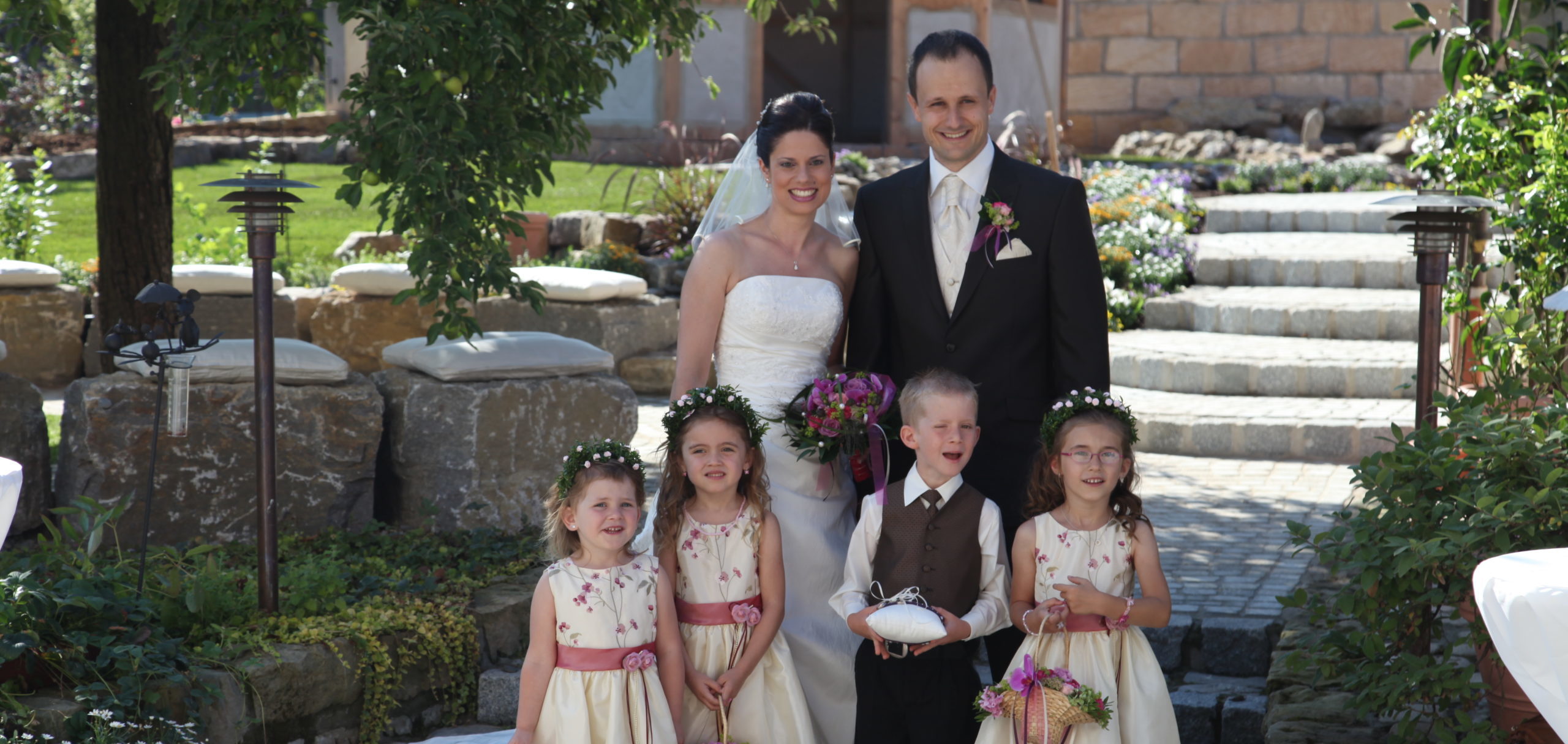 Brautpaar in Ehe Garten